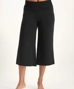 Urban Goddess Flow Capri Yoga Pants - Onyx Black